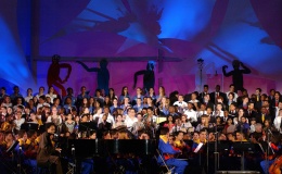 Pianist Eric Dozier (left, foreground) plays his composition, “Color Me Human,” at the 9 May 2002 gala concert during the Special Session on Children. He is accompanied by the UNICEF World Chorus and the National Youth Symphony Orchestra of Venezuela.