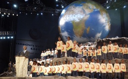 South African President Thabo Mbeki welcomes delegates to the World Summit on Sustainable Development at the Ubuntu Village on 25 August 2002 <i>UN Photo</i>.